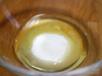 Bước 1: Chuẩn bị bột dừa và đường
