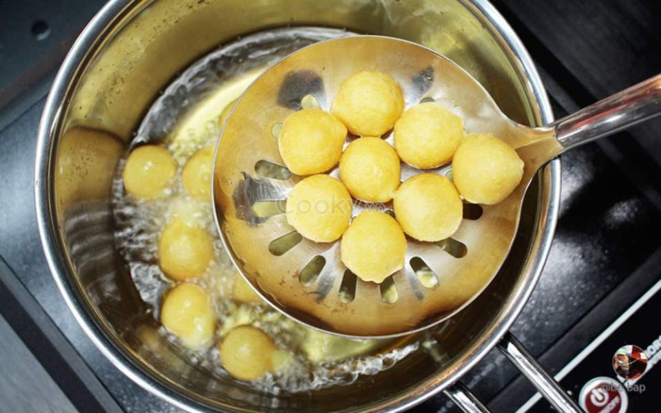 Cách làm bánh khoai lang viên chiên giòn ngon ngây ngất. Hình ảnh 10