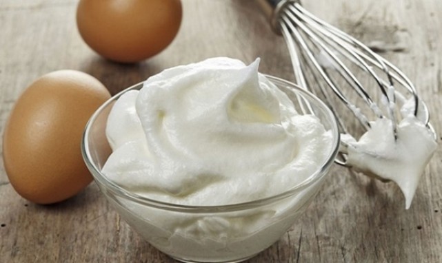 Cách làm kem trang trí bánh từ lòng trắng trứng
